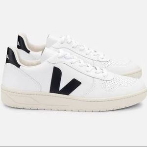 Vejas V-10 in Extra White/Black in Sz 36